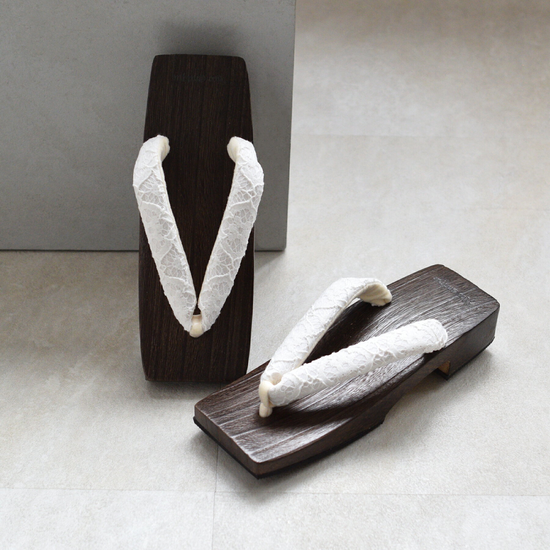Geta （Wooden Clogs） - 2026新作【ニコアンティーク 高級桐下駄 レース鼻緒 Sサイズ 角型右近 焼】国産 日本製 げた 単品 徳島の下駄職人さんと滋賀の鼻緒職人さんの手仕事 浴衣はもちろん、足袋を履いて着物にも ひとつひとつ表情が異なるあなただけの1点物
