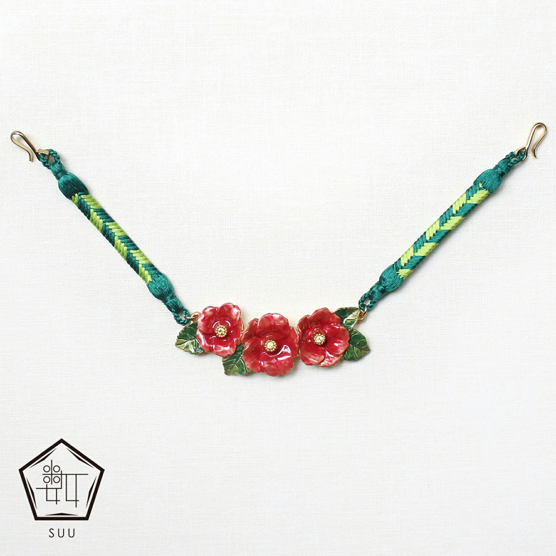 【数-SUU- 羽織紐 椿】 日本製 国産 ハンドメイド ギフト プレゼント 羽織り用 和装小物 つばき ツバキ 花 赤 緑 正絹 シルク 組み紐 おしゃれ 個性的 専用豪華ボックス
