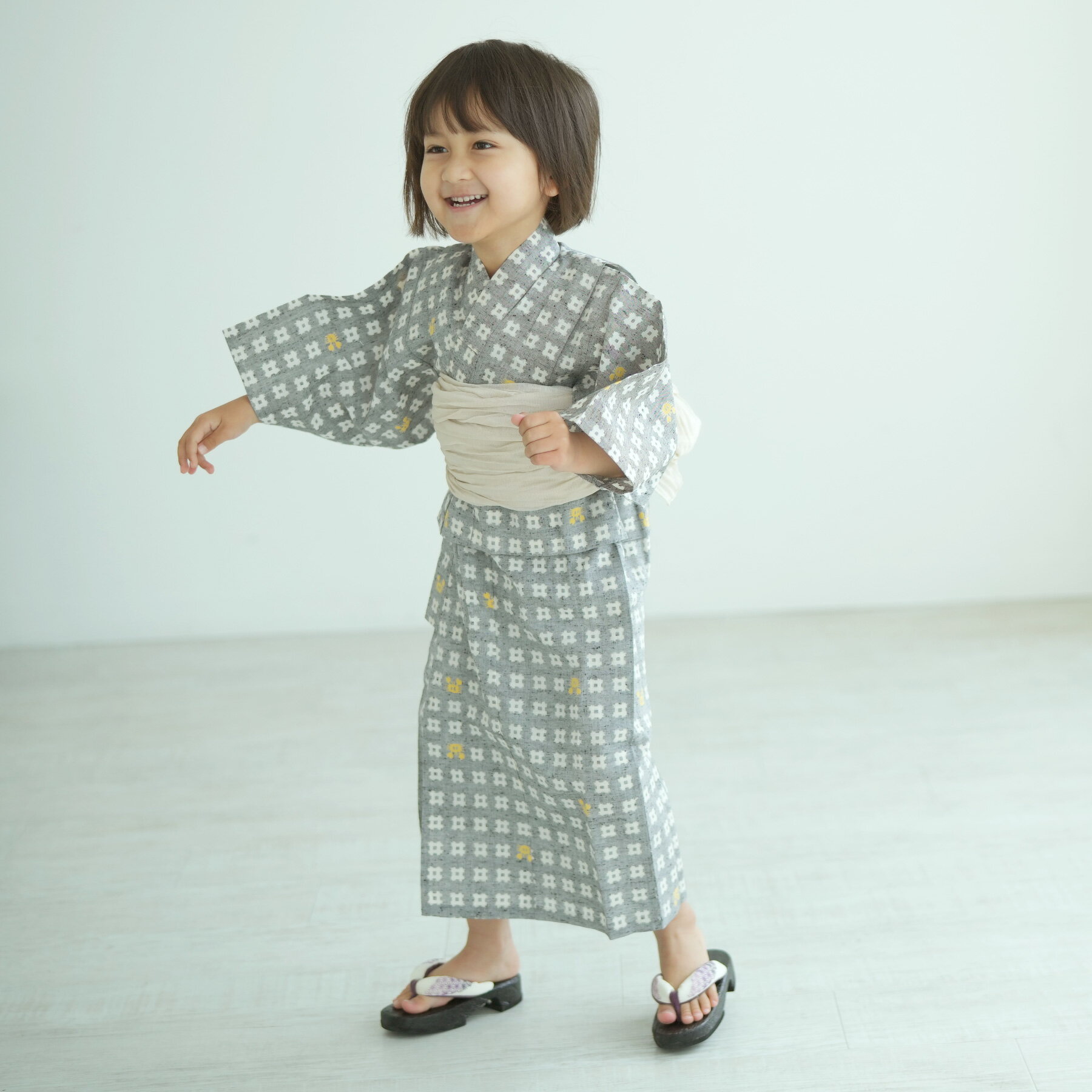 【utatane×注染工房 kids 日本製小幅生地使用 子供浴衣3点セット 男の子 グレーに井桁と蟹】特選注染 本染め にじみ 手染め こども浴衣セット（ゆかた・帯・下駄）3歳 4歳 5歳 6歳 7歳 8歳 9歳 10歳 キッズ 日本製 国産 手縫い併用国内縫製 ブランド