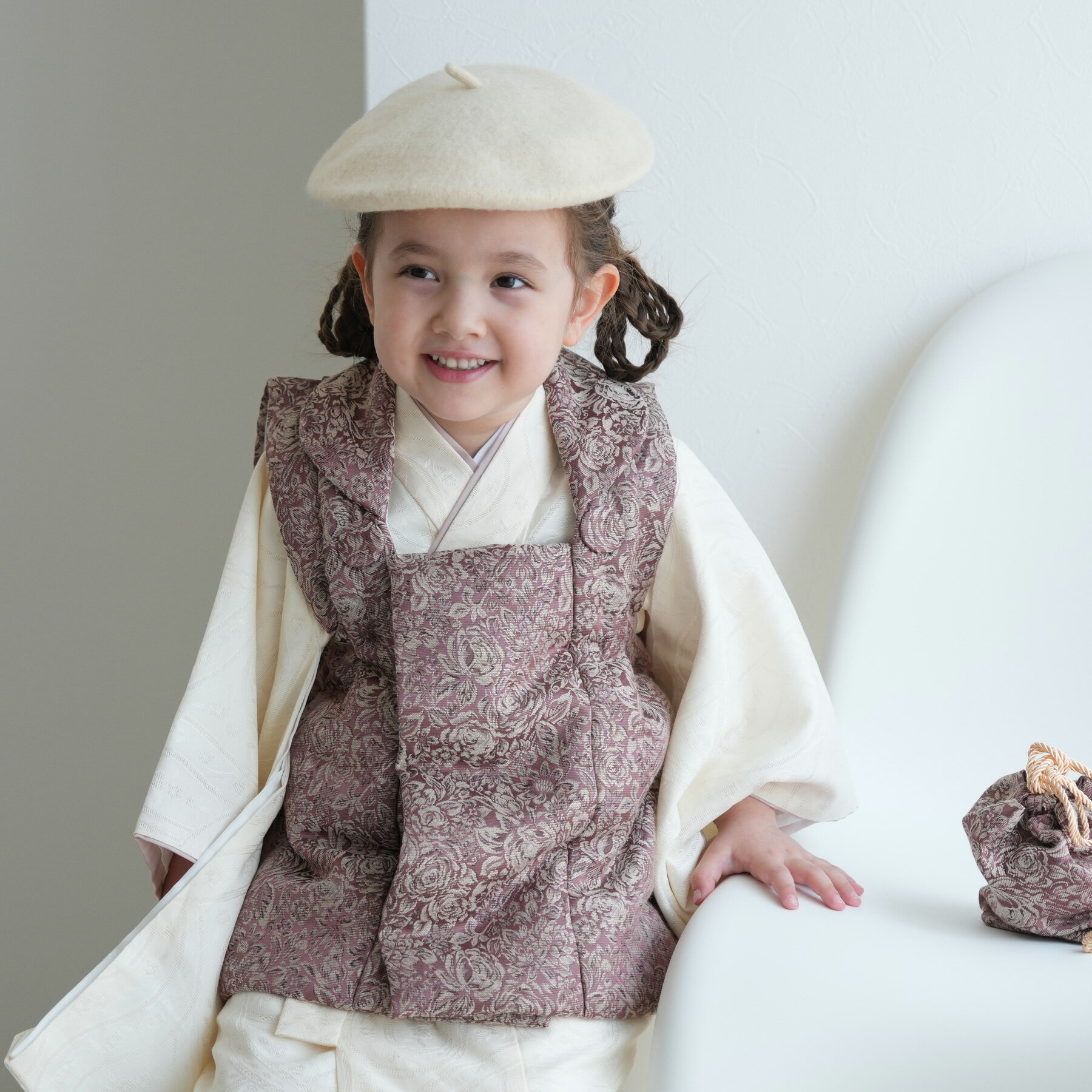 【ひよこ商店 kids 七五三 着物 3歳 女の子 ベレー帽つき被布フルセット ゴブラン調&コットンジャガード ローズブラウン×アイボリー】 人気着物ブランドの...