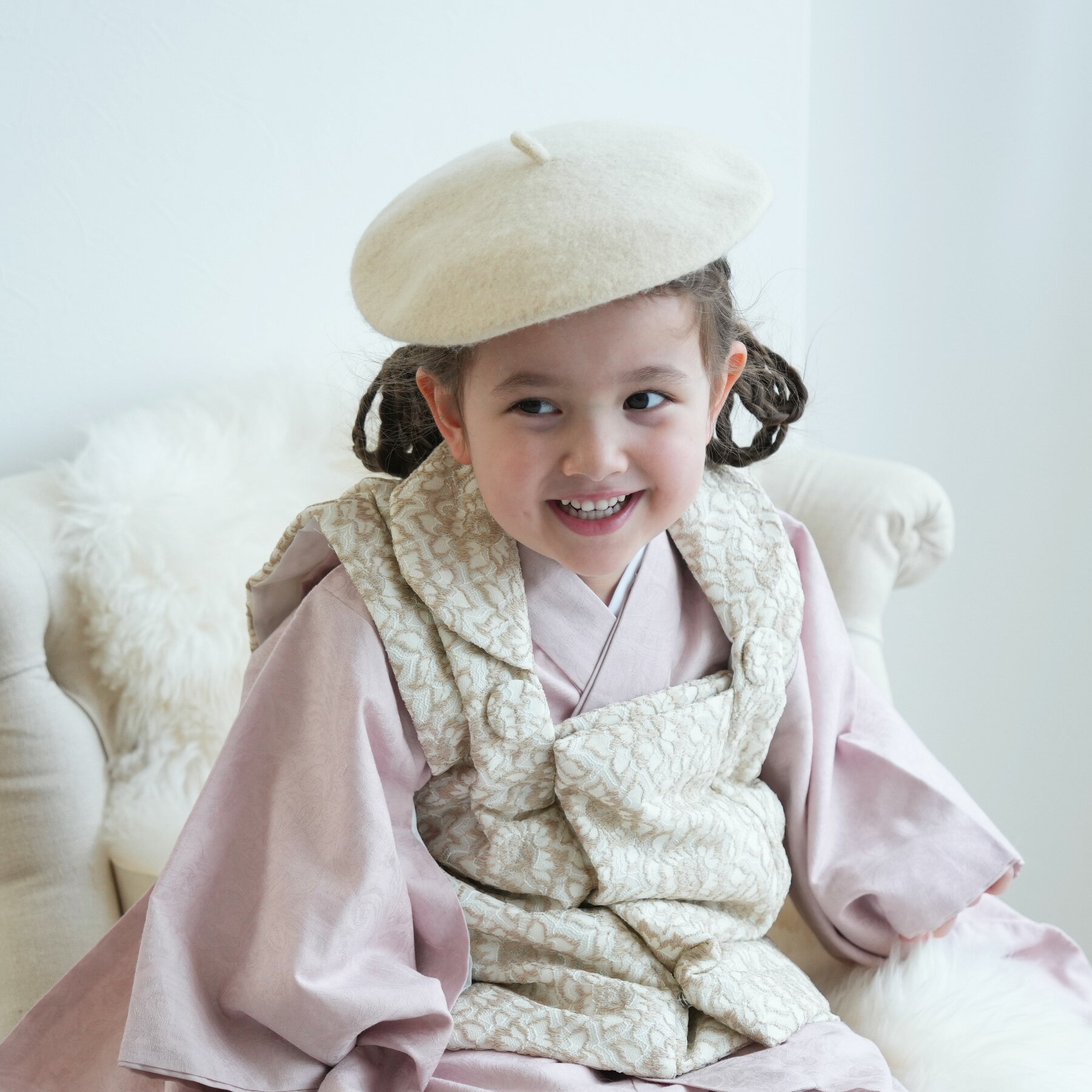 【ひよこ商店 kids 七五三 着物 3歳 女の子 ベレー帽つき被布フルセット レース&ジャガード ブラウン×ニュアンスピンク】 人気ブランドの七五三お祝い着セ...