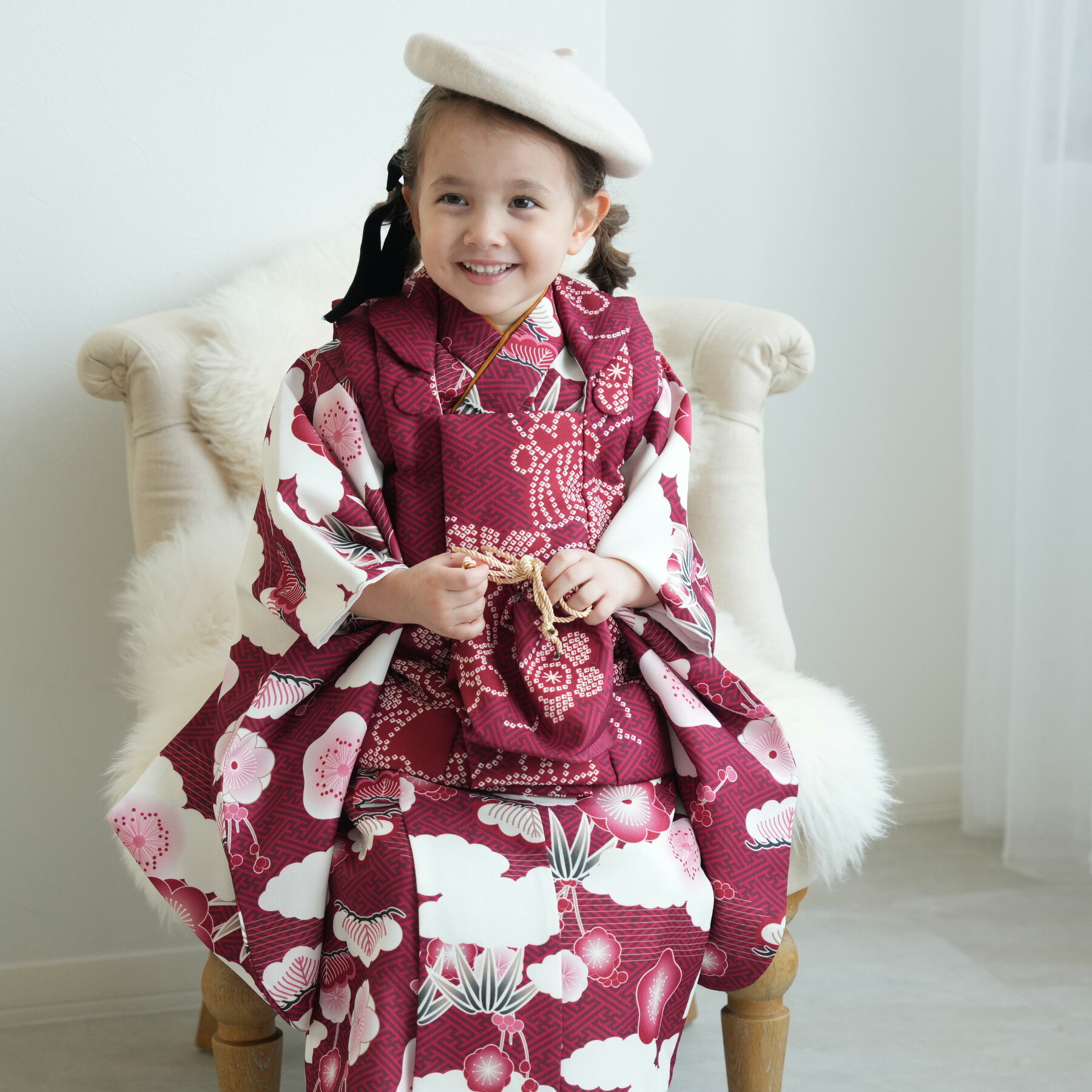 【ひよこ商店 kids 七五三 着物 3歳 女の子 ベレー帽つき被布フルセット えんじの絞り柄×元禄梅模様】 人気着物ブランドの七五三お祝い着セット(被布コート...