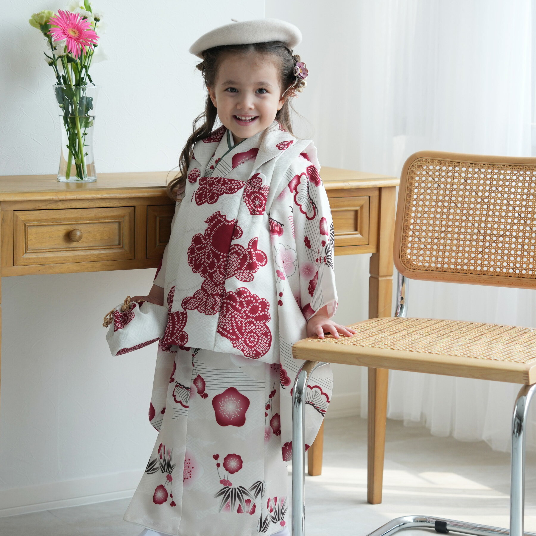 【ひよこ商店 kids 七五三 着物 3歳 女の子 ベレー帽つき被布フルセット 白百合色に絞り柄×元禄梅模様】 人気着物ブランドの七五三お祝い着セット(被布コー...