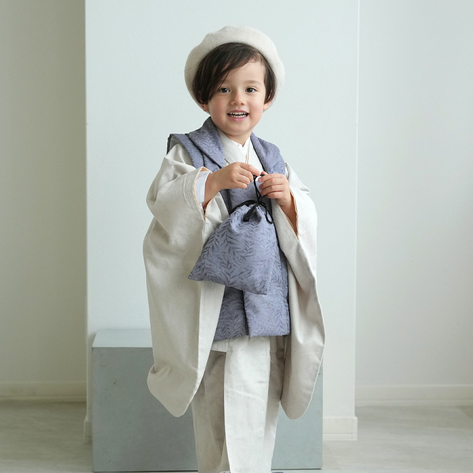 【ひよこ商店 kids 七五三 着物 3歳 男の子 ベレー帽つき被布フルセット ジャガード プルシアンブルー×アイスグレー】 人気着物ブランドの七五三お祝い着セ...