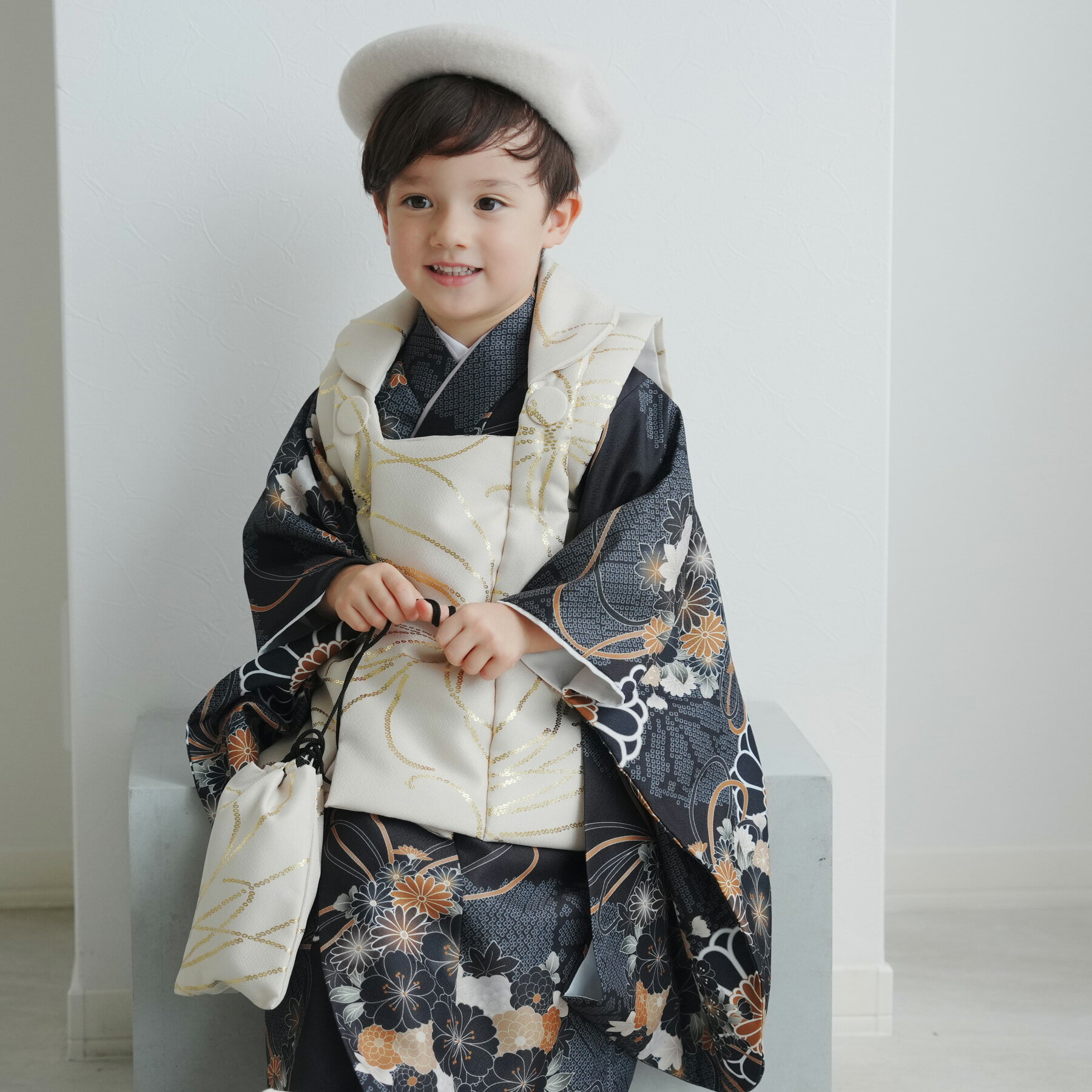 【ひよこ商店 kids 七五三 着物 3歳 男の子 ベレー帽つき被布フルセット ベージュ金彩×墨黒の菊重ね】 人気着物ブランドの七五三お祝い着セット(被布コート...
