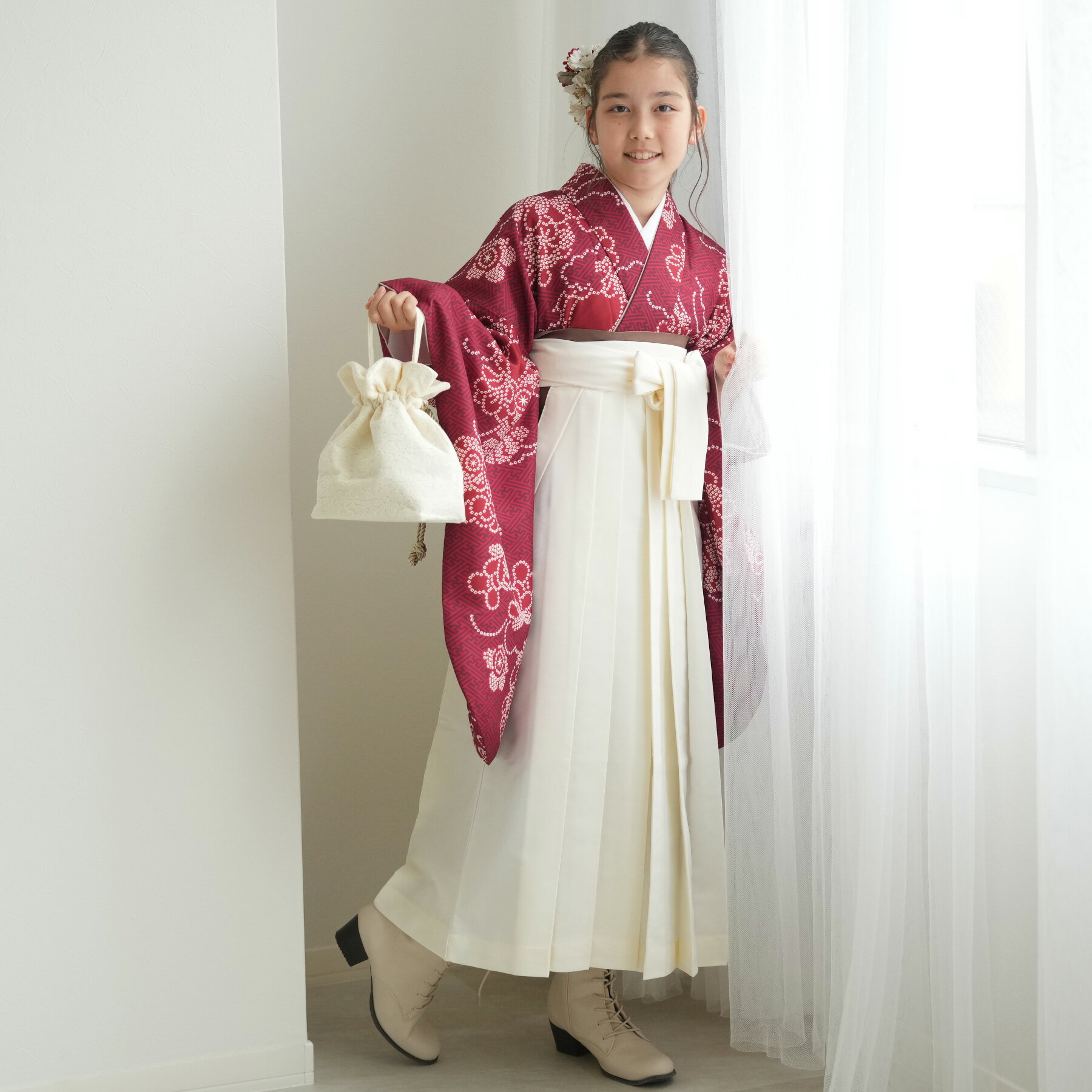 [商品画像について] ※商品画像はできる限り実物を再現するよう心掛けておりますが、お客様のモニターや閲覧環境によって大きく色味が異なる場合があります。 [商品在庫について] ※商品在庫は他店舗販売と共有しているため、更新のタイミングにより在庫切れの場合はやむをえずキャンセルさせていただく可能性があります。ひよこ商店オリジナル二尺袖着物・袴のセット。 古典柄にオフホワイトの袴がポイント。 一際目を引く卒業式スタイルに。 小学校卒業式はもちろん、合うサイズがなかなか見つからない低身長女子さんの大学卒業式にもご着用いただけます。 ※着物の衿はバチ衿となっております。 バチ衿の着物を大人の方がご着用されても問題ございません。 【セット内容】 着物 ×1 袴 ×1 ※上記以外の小物類は付属いたしません。 ※生地の裁断位置により柄の出方が変わる場合がございます。ご了承くださいませ。 【素材】 着物：ポリエステル100％ 裏地：ポリエステル100％ 袴：ポリエステル100％ 【適応サイズ】 袴83cm 適応身長約138-145cm 袴87cm 適応身長約145-152cm 【実寸サイズ】 着物：身丈 約103cm・袖丈 約76cm・裄丈 約66cm 袴：袴丈 約83cm・約87cm 【原産国】 中国