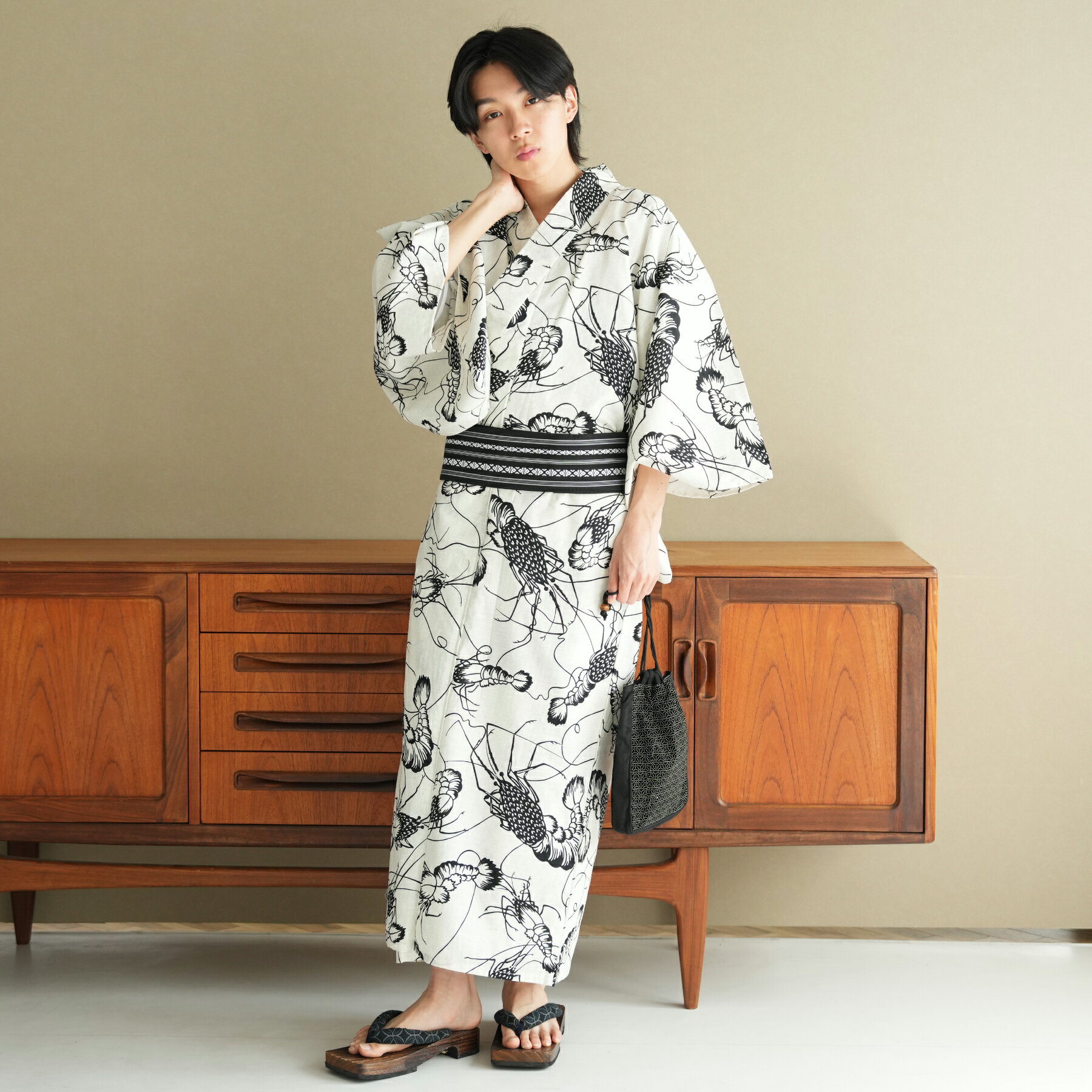 【ニコアンティーク 高級変わり織 メンズ 浴衣3点セット 白地に黒の伊勢海老】男 紳士 男性 みんなと違う浴衣を着よう！個性派きものブランドNicoAntiqueの2025年新作 選べるM/Lサイズ 日本製綿角帯 浴衣セット（ゆかた・帯・下駄）レトロ国産生地 国内染色