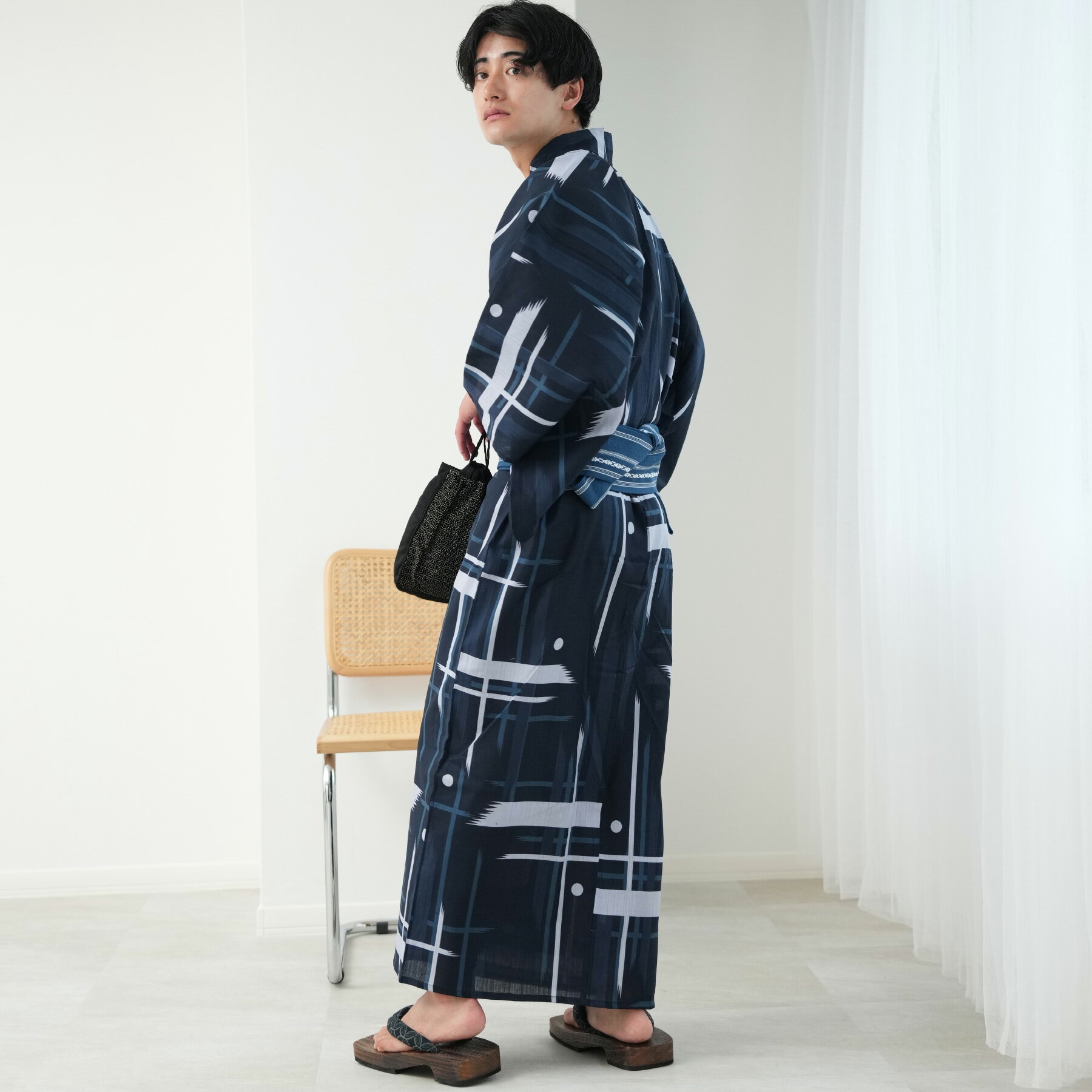 【高級変わり織 メンズ 浴衣3点セット 紺に格子】男 紳士 男性 選べるM/Lサイズ 日本製綿角帯 浴衣セット（ゆかた・帯・下駄）ですぐお出かけ 古典柄 レトロ 上質 国産生地 国内染色