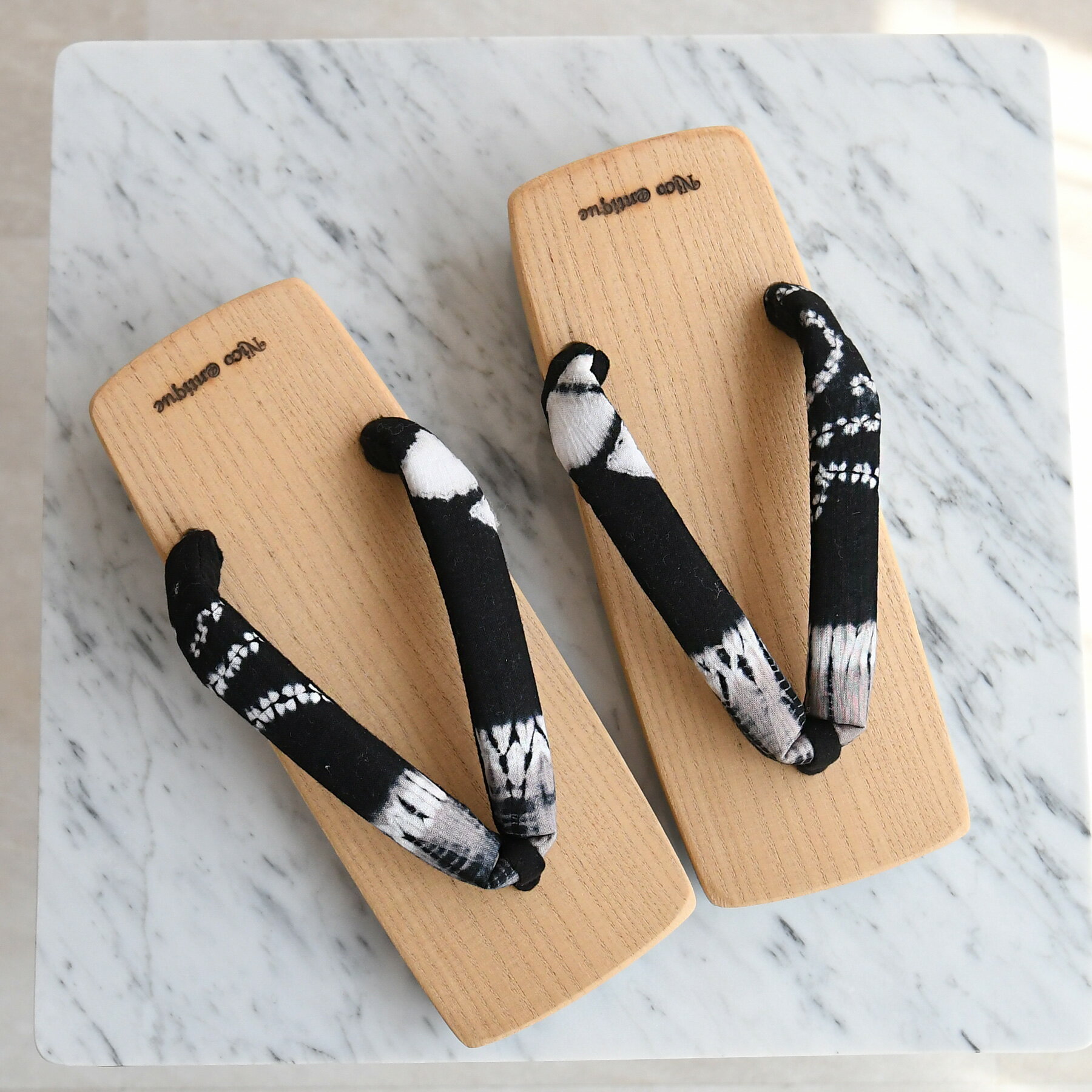 【ニコアンティーク 高級桐下駄 有松絞り鼻緒 メンズ Mサイズ 右近 白木】男性 男下駄 24〜25.5cm 単品 国産 日本製 徳島の下駄職人さんと滋賀の鼻緒職人さんの手仕事 フリーサイズ 粋 昭和レトロ