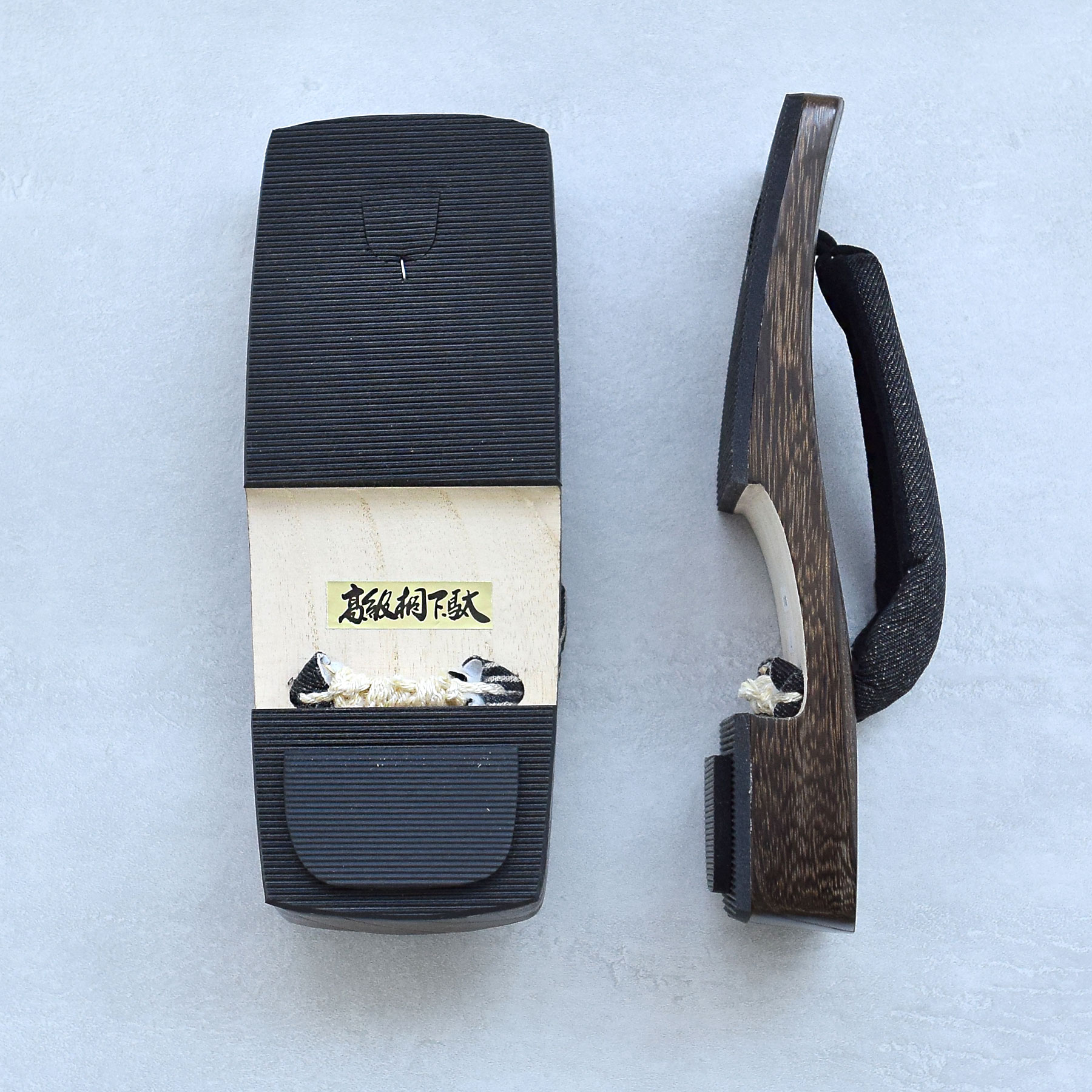 【utatane 高級桐下駄 ヒッコリーデニム鼻緒 メンズ Lサイズ 右近 焼】男性 男下駄 25〜26.5cm 単品 国産 日本製 徳島の下駄職人さんと滋賀の鼻緒職人さんの手仕事 デニム生地 希少 こげ茶 黒 桐 桐下駄 浴衣 着物 和装小物 レトロ 粋 昭和レトロ