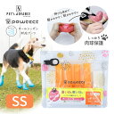 愛犬の肉球を保護する「いつでも」履けるブーツ 犬用オールシーズンブーツ「パウテクト」は室内でも屋外でも使用できるワンちゃんの肉球を保護するための専用ブーツです。 夏のアスファルト、冬道、いつものお散歩コースでも季節によって変わる環境から、ワンちゃんの肉球をしっかり守ります。 また毎日履くことで、地震や台風などの災害時には瓦礫やガラス破片から肉球を守る防災アイテムとしても使用できます。 さらに、特殊な通気孔から歩くたびに空気が抜けるので蒸れにくく、室内のフローリングでの滑り防止、シニアのワンちゃんの足腰ケアにもお使いいただけます。 よく伸び、耐久性が高いエラストマー素材だから履かせやすく脱がせやすいです。 オリーブ由来の保湿成分であるスクワランオイル配合で、乾燥対策としてもお使いいただけます。 ■材質：エラストマー ■カラー：オレンジ ■内容量：4個入り ■原産国：日本 ■サイズ：SS A.横幅：2.8-3.5cm B.縦幅：3.8-4.9cm C.内径回り：4.4-6.3cm D.全長：8.7-10.5cm 寸法はすべて内寸です。 伸縮性があるので、サイズに迷われた場合は小さいほうをお選びください。 横幅は最も広い部分、縦幅はつま先から肉球までです。 ■使用方法・ご注意事項 汚れをよく洗って落とし、よく乾かして保管してください。 中性洗剤やぬるま湯（37-43度（40度±5））での手洗いやアルコール消毒が可能です。お手入れの際は裏返して内側を洗ってください。 ※洗浄後、本品のベタつきが気になる方は市販のベビーパウダーを塗布した後にご使用ください。 本品の特性上、洗浄後に粘着性が増しますが不良ではございません。