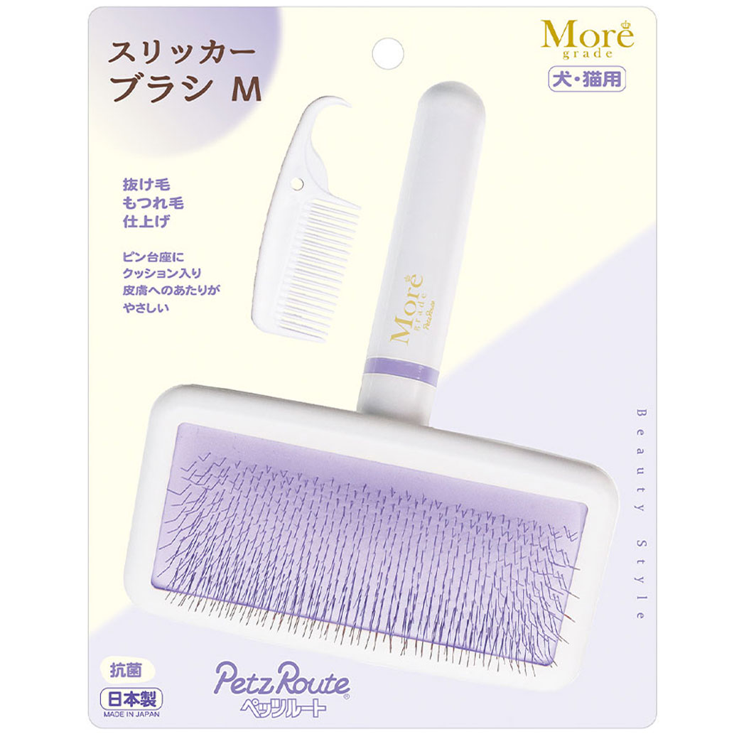 金属ピンがムダ毛をしっかり取り、きれいに仕上げ！ 抜け毛をしっかり取り除きます。密集した細かくしなやかな針とソフトクッションラバーが皮膚にやさしい。お掃除グシ付きです。静電・抗菌加工。 ■材質 本体：ハイインパクトスチロール ピン：ステンレスベース：合成ゴム お掃除グシ：ポリプロピレン ■サイズ 本体サイズ：W120×H155×D40mm パッケージサイズ：W145×H185×D45mm 【使用方法】 ●足 敏感な部分なのでやさしくとかします。足の先を持ち上げる時は、関節を無理な方向に曲げないようにします。 ●首・頭 耳の裏側や首回りは毛玉になりやすいのでていねいにとかします。 ●お腹・背 毛並みに沿ってていねいに。お腹は敏感な部分ですのでやさしくとかします。 ●尾 ふいに触れるとびっくりする場合がありますので声をかけながらやさしくとかしはじめます。 【注意】 ●ペットのグルーミング以外の用途に使わないでください。 ●幼児の手の届かない所に保管してください。 ●炎症を起こしますので、ペットの皮膚に強く押し付けたり、乱暴にこすりつけたりしないでください。 とくに、皮膚に炎症があったりアレルギー体質や皮膚が弱い場合、やさしくとかしてください。 ご購入後、商品に不備・不良等がございましたら、下記製造メーカーまでお問い合わせくださいますよう、お願い致します。 ■株式会社ペッツルート 〒581-0818　大阪府八尾市美園町4-154-2 072-997-8591 平日(月〜金、祝日除く)　9:00〜17:30 よく検索されるキーワード ｜スリッカー　ブラシ　国産　くし　抗菌加工　コンパクト 　日本製　猫　犬　お手入れ　グルーミング　ペット