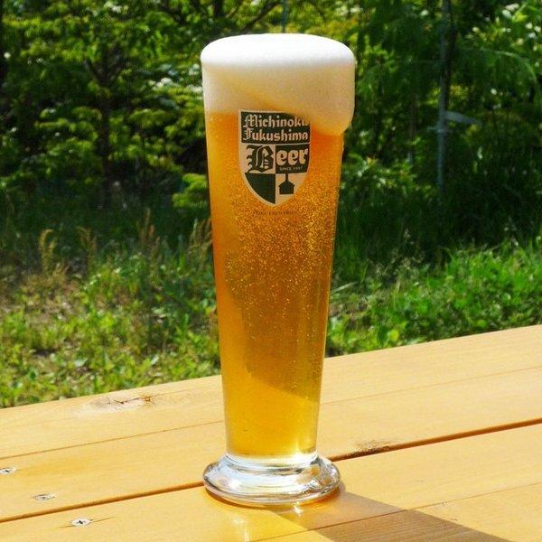 吾妻山の伏流水を使用し、厳選した原料で醸造しているクラフトビールブルワリー、福島路ビールのラインナップから人気の高い種類のビールをアソート。 みちのく福島路ビール飲み比べ6本セットギフトボックス 名称 みちのく福島路ビール飲み比べ6本セットギフトボックス 内容量 ピルスナー／ヴァイツェン／米麦酒／AMERICAN IPA／桃のラガー／林檎のラガー 330ml 各1本※在庫状況によりセット内容が変更になる場合があります。 原材料 麦芽・ホップ 賞味期限 出荷日より90日 保存方法 直射日光・高温多湿を避けて保存してください。 製造元 有限会社福島路ビール （福島市荒井字横塚3-182）