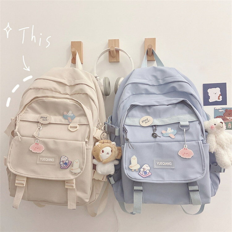 商品詳細商品内容リュック(アクセサリー5点おまけ+ストラップ(クマ/たい焼き))素材ナイロンカラーオフホワイト、黒、ワインレッド、ブルーサイズサイズ:長30cmx幅12cmx高42cm※サイズは平置きの状態で計測しています。※測る箇所により、若干の誤差が生じる場合もございます。ご了承下さいませ。注意※モデル着用画像は撮影環境により実物の色と異なって見える場合がございます。※ご覧の端末のモニター設定によっては実物の色味と異なって見える場合がございます。女子リュック バックパック 通学リュッ バッグ 小物 ブランド雑貨 続々登場 オフホワイト ブラック ワインレッド ブルー