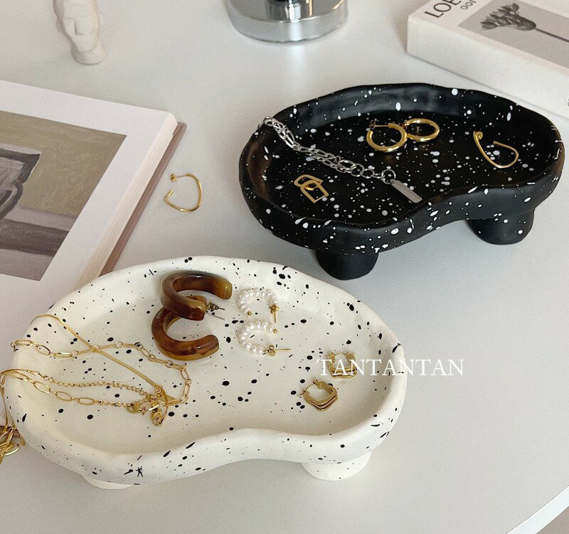 サイズ【F】縦20cm×横14cm×高さ6cmカラー:ホワイト/ブラック生産国:中国※海外輸入品のため、小さな傷などがある場合がございます。予めご了承下さいませ。ストーンでこぼこインテリアプレートマル ホワイト ブラック
