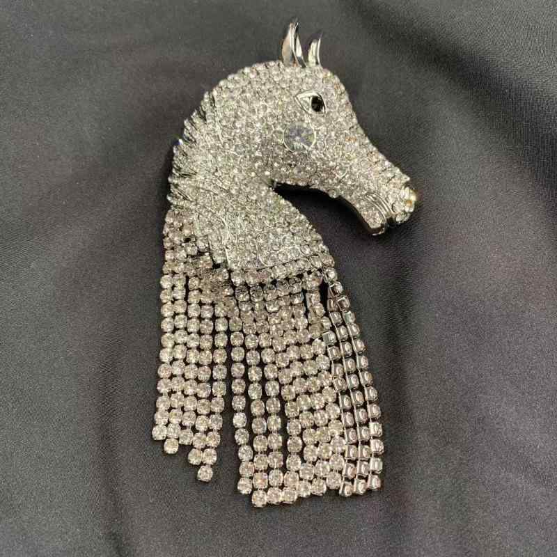 ブローチ レディース プラチナ 馬モチーフ ガラスストーン おしゃれ 煌めく シルバー 個性的 ラインストーン コサージュ ピンブローチ