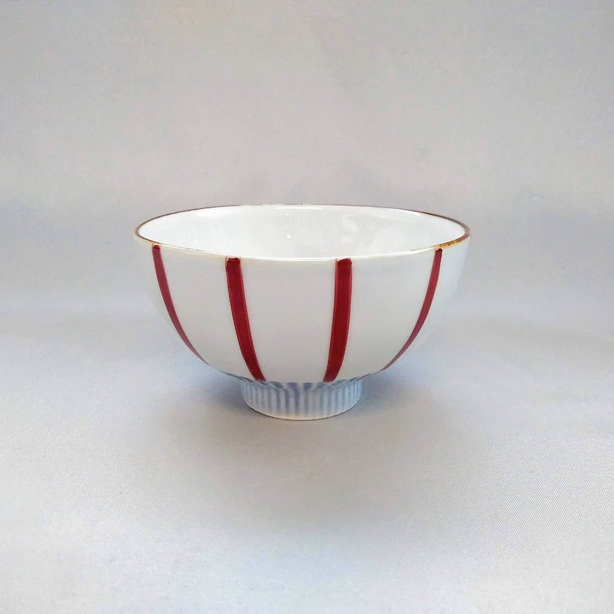 ▼サイズ 11.5cm*6.7cm ※手作業で作られるため、若干の誤差はございます。ご了承ください。 ▼材質 磁器 ※手洗いを推奨 ※直火・オーブン不可 ※電子レンジ温め程度可 【購入前にご確認ください！】 使用する土や釉薬、焼成時の炎のかげん等により、毎窯ごとにうつわは表情や色を変えます。使っていく中で変わっていく変化と同様にうつわの楽しみ方の一つとして楽しんでください！またウェブサイトでは、それぞれのパソコン環境においても、うつわの色・雰囲気に差異が生じてしまいますことご理解いただけると幸いです。【送料について】全国へお届けいたします。3,980円（税込）以上のご購入で送料無料となります。※沖縄・離島・山間部は9,800円（税込）以上で送料無料となります。【お届けについて】ご注文確定後、順次発送いたします。土日祝日はお休みをいただいております。【うつわについて】すべて手作業で作られているため、一点ごとに表情が異なります。色味や形に若干の個体差がございます。手仕事ならではの味わいとしてお楽しみください。【お問い合わせ】商品に関するご質問は、ショップへのお問い合わせよりご連絡ください。