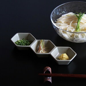 六角 三連豆鉢 アースカラ ー 20.5cm 三連 小鉢 小付 珍味 珍味入れ 薬味 薬味皿 薬味入れ 仕切り皿 グレーブラウン 茶 ホワイト 白 ベージュ ピンク ナチュラル おしゃれ かわいい 日本製 母の日 父の日
