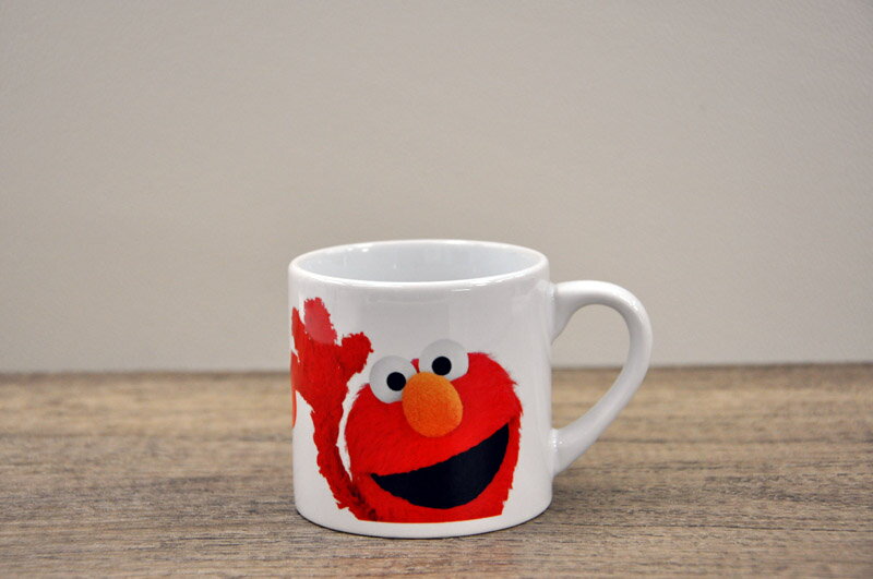 セサミストリート(Sesame Street)マグカップ (フォト・エルモ)[セサミストリート フォトシリーズ]マグ/陶器/可愛いプレゼント/ギフト/贈り物/誕生日/バレンタイン/ホワイトデー/母の日/父の日/敬老/クリスマス/記念/挨拶/人気/カフェ/カップ/【日本製】