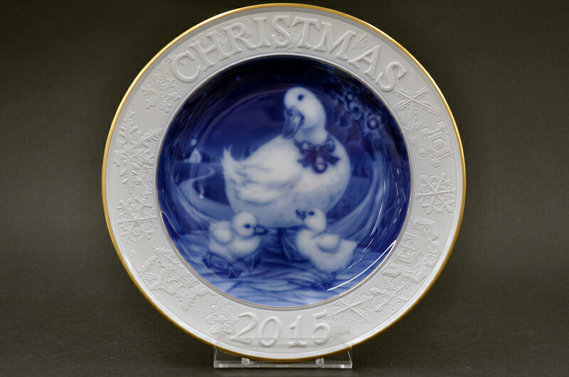 わたしの器の大倉陶園 OKURAクリスマスプレート「2015年　DUCK FAMILY(アヒルの親子)」 (アクリル皿立付)【送料無料】｜アングル2