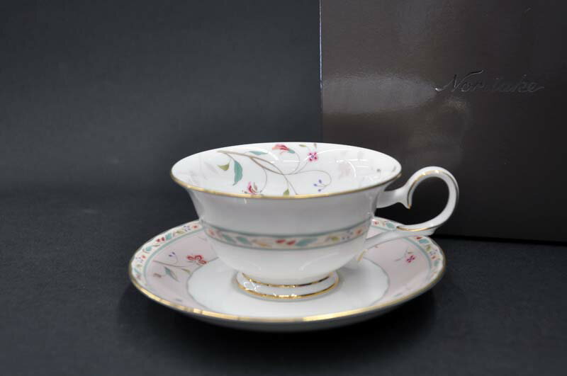 ノリタケ 〜Noritake〜 ティー・コーヒー碗皿(1客)[ピンク]カップ＆ソーサー花更紗(HANASARASA)プレゼント/贈り物/ギフト/誕生日/母の日/父の日敬老の日/クリスマス/記念品