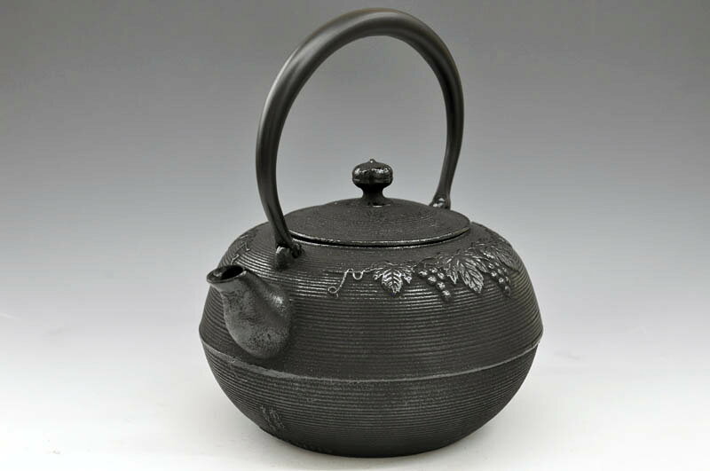 わたしの器の【菊池真吾】造　南部鉄瓶【丸型　ぶどう】2.0リットル[南部鉄器][鉄瓶][日本製]【菊池真吾 作】｜アングル2