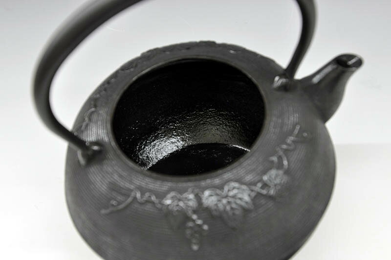 わたしの器の【菊池真吾】造　南部鉄瓶【丸型　ぶどう】2.0リットル[南部鉄器][鉄瓶][日本製]【菊池真吾 作】｜アングル3