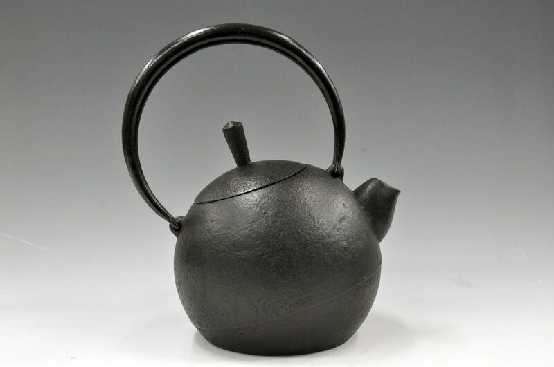 【送料無料】 南部鉄瓶【別製　玉型 肌】1.2リットル[南部鉄器][鉄瓶][日本製][佐秋鋳造所]【佐藤 圭/ゆるり】のサムネイル