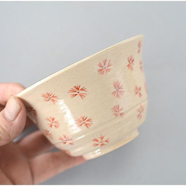 SPECIFICATION Size φ11.2×高さ6cm Material 陶磁器 Made in 国産 Function 電子レンジ使用可・食洗機OK COMMENT 陶器は焼成中に収縮しますのでサイズ、重さには多少誤差があります。お色などは撮影時の光線の具合、モニターによっても見え方が異なります。撮影用の小物（敷物・カトラリー・植物など）は付属しません。 絵付師KANAKOの世界 鳥獣庵をモデルにした動物たち・・・ 細いタッチで描かれる動物や花々は生き生きとしてとても楽しそうです。さながら現代の鳥獣戯画といったところです。 。
