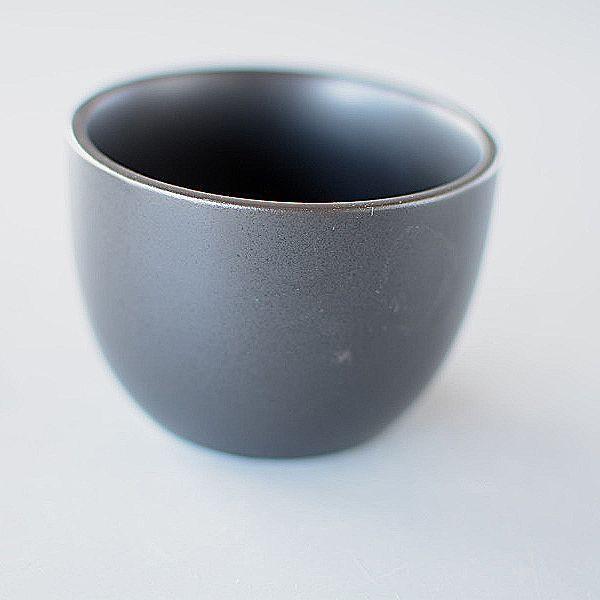 SPECIFICATION Size φ8.6×H6cm Volume Material 陶磁器 Made in 国産 Function 電子レンジ・食洗機OK在庫数はお問い合わせください。 COMMENT 陶器は焼成中に収縮しますのでサイズ、重さには多少誤差があります。お色などは撮影時の光線の具合、モニターによっても見え方が異なります。撮影用の小物（敷物・カトラリー・植物など）は付属しません。