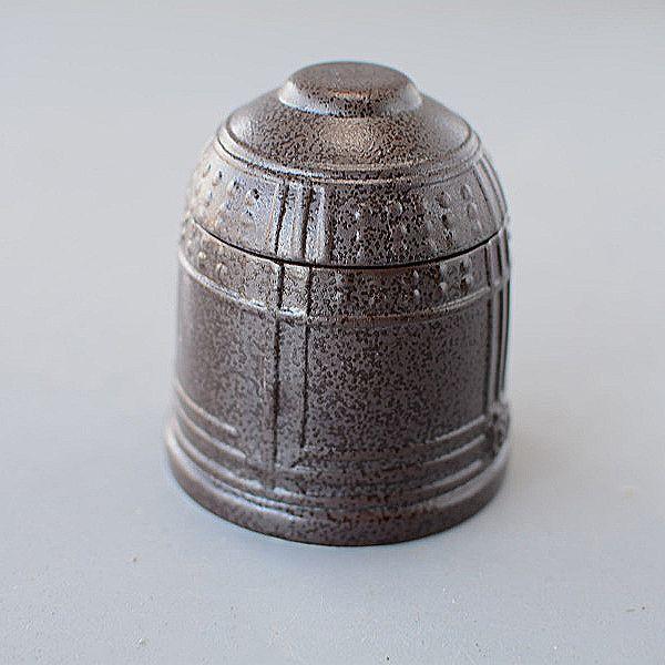 SPECIFICATION Size φ8.5×H10cm（蓋をして全体の高さ Material 陶磁器 Made in 国産 Function 食洗機・電子レンジOK COMMENT 陶器は焼成中に収縮しますのでサイズ、重さには多少誤差があります。お色などは撮影時の光線の具合、モニターによっても見え方が異なります。撮影用の小物（敷物・カトラリー・植物など）は付属しません。在庫数はお問い合わせください。
