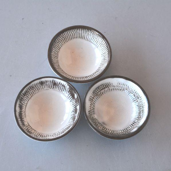 SPECIFICATION Size φ7×H2.5cm Volume Material 陶磁器 Made in 国産 陶芸家手作り品 Function 電子レンジ使用可・食洗機OK1セット限り COMMENT 陶器は焼成中に収縮しますのでサイズ、重さには多少誤差があります。お色などは撮影時の光線の具合、モニターによっても見え方が異なります。撮影用の小物（敷物・カトラリー・植物など）は付属しません。