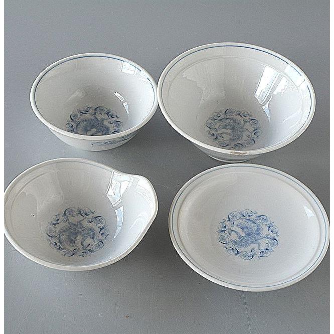 SPECIFICATION Size 小丼約φ14.8×H6cm中華碗φ11.6×H5.3cmとんすいφ12.3×H4.5cm皿φ14×H2.5cm Material 陶磁器 Made in 国産 Function 電子レンジ・食洗機OK COMMENT 陶器は焼成中に収縮しますのでサイズ、重さには多少誤差があります。お色などは撮影時の光線の具合、モニターによっても見え方が異なります。撮影用の小物（敷物・カトラリー・植物など）は付属しません。1セット限り