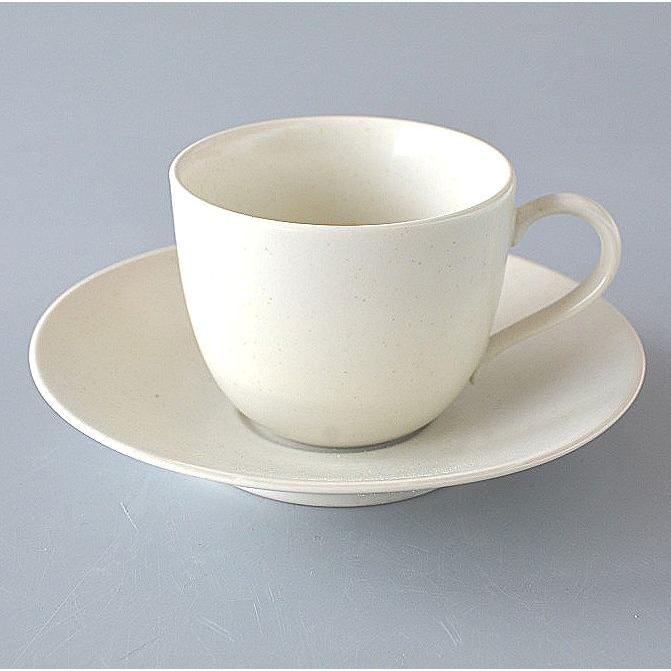 SPECIFICATION SIZE カップ φ9×H7cm 250g ソーサー φ16.5×H3cm VOLUME 容量すりきり250cc MATERIAL 陶磁器 MADE IN 国産 FUNCTION 電子レンジ・食洗機OK COMMENT ──────────────── 陶器は焼成中に収縮するため、サイズ・重量には多少の個体差がございます。 釉薬の流れ方や色合いは、一点一点異なります。 手仕事ならではの風合いとしてお楽しみください。 ご覧いただくモニターや撮影環境により、実際の商品と色味が異なる場合がございます。 撮影に使用している小物（敷物・カトラリー・植物など）は商品に含まれません。