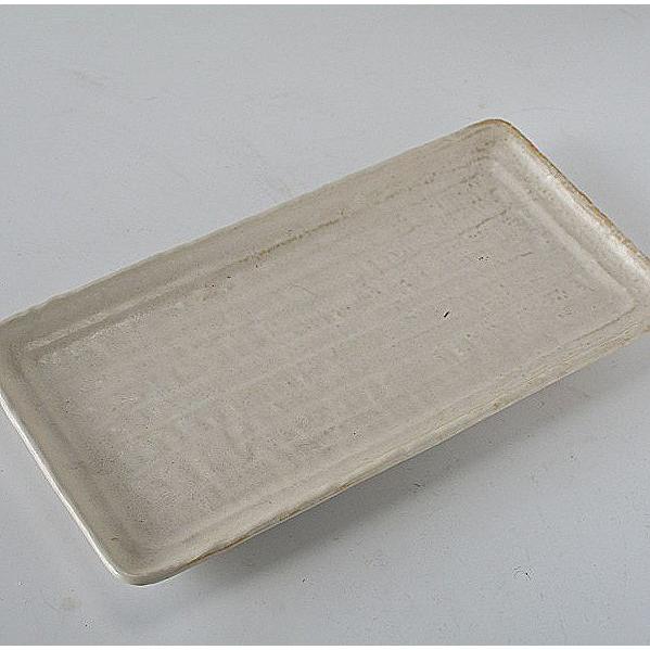 SPECIFICATION Size 約30.8cm 15.5cm H2.5cm Material 陶磁器 Made in 国産 Function 電子レンジ・食洗機OK COMMENT 陶器は焼成中に収縮しますのでサイズ、重さには多少誤差があります。お色などは撮影時の光線の具合、モニターによっても見え方が異なります。撮影用の小物（敷物・カトラリー・植物など）は付属しません。1枚限り