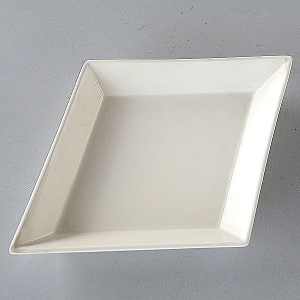 SPECIFICATION Size 約φ18.5×26×H3cm Material 陶磁器 Made in 国産 Function 電子レンジ・食洗機OK在庫数はお問い合わせください。 COMMENT 陶器は焼成中に収縮しますのでサイズ、重さには多少誤差があります。お色などは撮影時の光線の具合、モニターによっても見え方が異なります。撮影用の小物（敷物・カトラリー・植物など）は付属しません。