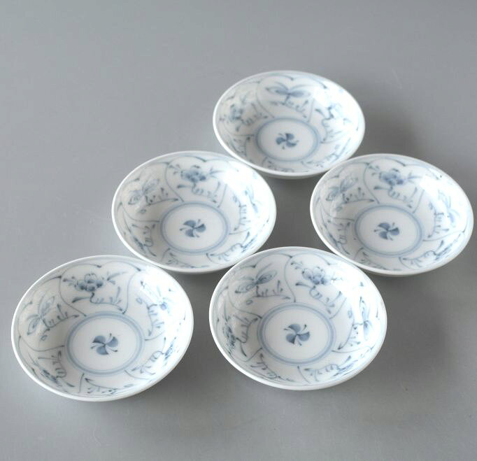 SPECIFICATION Size φ9.5×H2.3cm Volume 120g Material 陶磁器 Made in 国産 Function 電子レンジ・食洗機OK COMMENT 陶器は焼成中に収縮しますのでサイズ、重さには多少誤差があります。お色などは撮影時の光線の具合、モニターによっても見え方が異なります。撮影用の小物（敷物・カトラリー・植物など）は付属しません。
