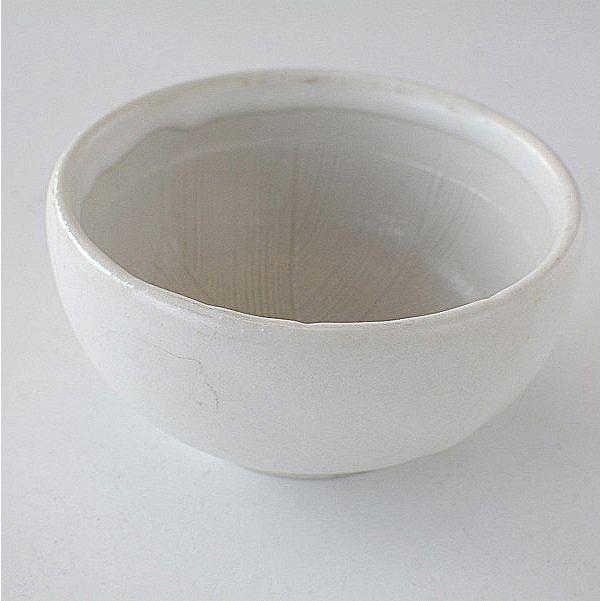 SPECIFICATION Size φ11.5×H5cm Material 陶器　 Volume 210g Function 電子レンジ・食洗機対応 Made in 日本 Package この商品はボックス入りではありません。 COMMENT 陶器は焼成中に収縮しますのでサイズ、重さには多少誤差があります。 お色などは撮影時の光線の具合、モニターによっても見え方が異なります。 撮影用の小物（敷物・カトラリー・植物など）は付属しません。在庫数はお問い合わせください