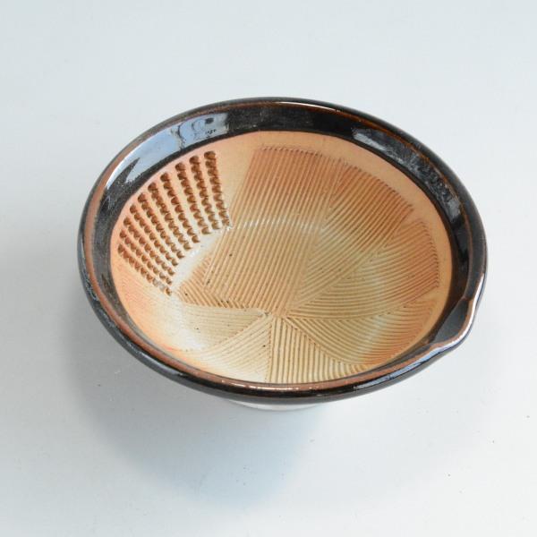 SPECIFICATION Size すり鉢　φ11.7×H4.5cm すりこ木 長さ18cm Material すり鉢　陶器　すりこ木　木製 Volume すり鉢　200g　すりこ木　50g Function 電子レンジ・食洗器OK Made in 日本 Package この商品はボックス入りではありません。 COMMENT 陶器は焼成中に収縮しますのでサイズ、重さには多少誤差があります。 お色などは撮影時の光線の具合、モニターによっても見え方が異なります。 撮影用の小物（敷物・カトラリー・植物など）は付属しません。在庫数はお問い合わせください SHIPPINNG
