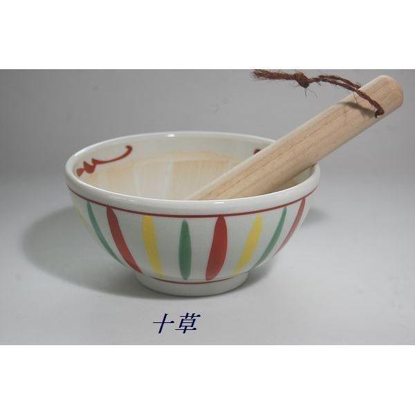 SPECIFICATION Size Φ15.5×H7.37.3cm Material 陶器 Volume Function 電子レンジ・食洗機対応 Made in 日本　美濃焼 Package この商品はボックス入りではありません。 COMMENT 陶器は焼成中に収縮しますのでサイズ、重さには多少誤差があります。 お色などは撮影時の光線の具合、モニターによっても見え方が異なります。 撮影用の小物（敷物・カトラリー・植物など）は付属しません。 白生地のすりこぎつき（18cm） SHIPPINNG 全国一律　同梱も含めて0円　 （沖縄・離島は除く）