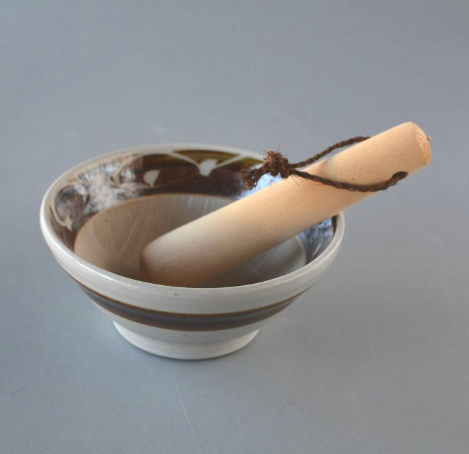 SPECIFICATION Size φ12.5cm×H5.5cmすりこぎ13cm（中国製） Material 陶器　 Volume Function 電子レンジ・食洗機対応 Made in 日本 Package この商品はボックス入りではありません。 COMMENT 陶器は焼成中に収縮しますのでサイズ、重さには多少誤差があります。 お色などは撮影時の光線の具合、モニターによっても見え方が異なります。 撮影用の小物（敷物・カトラリー・植物など）は付属しません