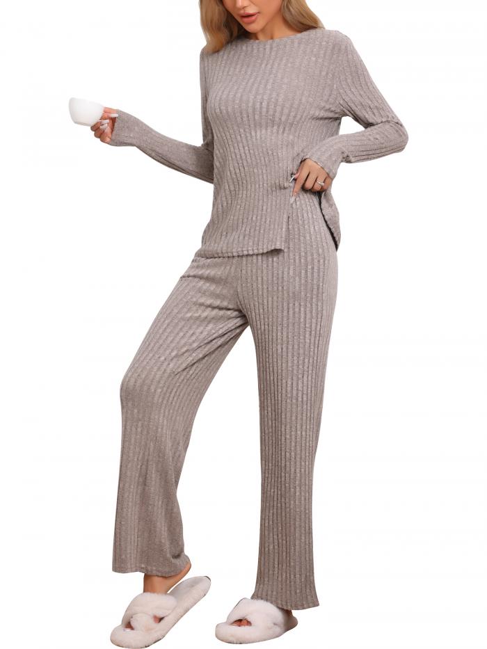 商品詳細 特徴 【属性1】素材: 女性用のかわいいパジャマ セットは、ポリエステル 65%、レーヨン 30%、スパンデックス 5% で作られており、柔らかい生地で作られています。この秋の女性用パジャマは軽量で通気性があり、暖かく、快適な衣服体験を提供します。【属性2】デザイン: セクシーなサイドスリット、クルーネック、快適で柔らかい長袖トップスがデザインされた女性用ラウンジセット。女性用パジャマセットは、伸縮性のあるウエストと2つのポケットが付いたゆったりとしたストレートパジャマパンツが特徴で、さらに便利です。【属性3】用途: この柔らかい女性用パジャマ セットは、春、秋、冬に最適です。女性用パジャマ セットは、日常のカジュアルウェア、自宅でくつろぐ女性用ラウンジ セット、パーティーへの出席、睡眠用女性用ラウンジウェア セット、ヨガの練習、エクササイズ、または単にリラ ックスするのに最適です。【属性4】モデルのサイズ: 身長: 5'8", ウエスト: 22", バスト: 34", ヒップ: 35", 体重: 121 ポンド、パジャマセット XS。【属性5】衣類のお手入れ: 同系色のものと一緒に冷水で洗濯機洗いしてください。【商品説明】最高級の生地から丁寧に作られた、柔らかくて心地よいパジャマ セットの贅沢な快適さを堪能して、リラ ックスしたひとときをお過ごしください。睡眠にも、自宅でのくつろぎにも最適なこのセットは、比類のない快適さを求める方に最適な究極のアイテムです。究極の快適さとケアを提供するようにデザインされた、通気性に優れた柔らかいパジャマに身を包んでください。レディースパジャマセットは、柔らかく通気性のある生地が特徴で、一日中着用するのに最適です。小さな必需品を便利に収納できるポケット付き。女性用長袖パジャマ セットは、柔らかい生地と、調節可能なウエストバンドとコントラストのある縁取りが施されたハイウエストのストレッチ パンツが特徴です。秋冬に快適で、暖かく、スタイリッシュで、通気性があり、着心地が良いことを保証します。このスタイリッシュでカジュアルなレディースラウンジウェア セットは、自宅でリラッ クスしたり、普段着として、寝室でくつろいだり、パジャマ パーティーや就寝時に着用するのに最適です。この快適なセットを着て、姉妹、友人、愛する人と心地よい週末を過ごし、一緒に大切な思い出を作りましょう。 注意書き 【注意事項】 ・当店でご購入された商品は、原則として、「個人輸入」としての取り扱いになり、すべて中国の広東省からお客様のもとへ直送されます。 ・ご注文後、1〜3営業日以内に配送手続きをいたします。配送作業完了後、遅くとも1ヶ月程度でのお届けとなります。 ・個人輸入される商品は、すべてご注文者自身の「個人使用・個人消費」が前提となりますので、ご注文された商品を第三者へ譲渡・転売することは法律で禁止されております。 ・関税・消費税が課税される場合があります。 詳細はこちらご確認下さい。 ＊色がある場合、モニターの発色の具合によって実際のものと色が異なる場合がある。