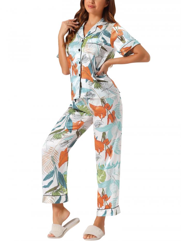 商品詳細 特徴 【属性1】このスタイリッシュなスリーピース 2 点セットで快適さを高めましょう。半袖、ノッチカラー、フロント シングル ポケットのボタンアップ トップと、究極の快適さのためのゴム製ウエストのパンツが特徴です。【属性2】あらゆる機会に最適なこのセットは、ハロウィーン、クリスマス、パジャマパーティー、ナイトウェア、私室、休日、ラウンジウェアに最適です。【属性3】仕事で長い一日を過ごした後、くつろいだりリラックスしたりするのに最適なこのセットで、スタイリッシュかつソフトにくつろぎましょう。【属性4】洗濯機で冷やして同じ色で洗う【属性5】モデルサイズ: 身長: 170cm、体重: 52kg、ヒップ: 88cm バスト: 84cm、パジャマセットでは Sを着用しています。【商品説明】このスタイルのスリーピング シャツは着脱が簡単で、軽くてシンプルな着こなし体験を提供し、一日中快適に保ちます。トップ: 半袖パジャマは、ラウンジウェアのトップにコントラストステッチが特徴で、クラシックなノッチカラーのボタンダウン、胸にシングルポケットが付いています。ボトム：ウエストゴム仕様のパンツ女性用の非常に快適なパジャマセットは、上品で柔らかく耐久性があります。レディースパジャマセットはカジュアルで上品なので、突然ゲストが来ても恥ずかしくなく、家庭生活をより便利にします。このパジャマセットは、お母様、奥様、娘さん、ガールフレンド、お友達へのラウンジウェア、寝間着としてのギフトにも最適です。これらのかわいい寝間着セットは女性にとって良い選択です。 注意書き 【注意事項】 ・当店でご購入された商品は、原則として、「個人輸入」としての取り扱いになり、すべて中国の広東省からお客様のもとへ直送されます。 ・ご注文後、1〜3営業日以内に配送手続きをいたします。配送作業完了後、遅くとも1ヶ月程度でのお届けとなります。 ・個人輸入される商品は、すべてご注文者自身の「個人使用・個人消費」が前提となりますので、ご注文された商品を第三者へ譲渡・転売することは法律で禁止されております。 ・関税・消費税が課税される場合があります。 詳細はこちらご確認下さい。 ＊色がある場合、モニターの発色の具合によって実際のものと色が異なる場合がある。