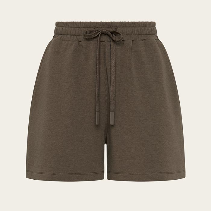 やわらかさが魅力のプレミアムダブルニットCloudKnit（TM）シリーズ オーガニックコットンとオーガニックバンブーのブレンド素材 股下3インチ（7.6cm） 先端をシリコン加工したフラットなドローコード ウエストのドローコードでサイズ調節可能 サイドポケット付き ■素材 : 綿41％(オーガニックコットン)、レーヨン41%(原料に竹を使用)、ポリエステル 13%(リサイクルポリエステル繊維を使用)、ポリウレタン5% ■洗濯：洗濯機洗い可。洗濯表示に従って同色系の衣類と一緒に洗ってください。塩素系漂白剤の使用不可。アイロンおよびドライクリーニング不可。日陰の吊り干し。タンブル乾燥の際は低い温度（上限60°C）に設定してください。 商品タグ：竹 バンブー エコ 肌ざわり リラックスウェア ホームウェア インナー 下着 オーガニックウェア 抗菌 防臭 ニオイ 加齢臭 化学物質過敏症 赤ちゃん 敏感肌 ブーディ ブーディー BOODY BOODYサイズ 日本サイズ バスト (cm) ウエスト (cm) ヒップ (cm) XS S 74-79 56-61 81-86 S M 79-89 61-71 86-96 M L 89-100 71-81 96-106 L XL 100-105 81-86 106-111 XL XXL 105-110 86-91 111-116 3-9（ソックス） 22-26cm - - - >>BOODY（ブーディ）女性用 ウェアの商品一覧
