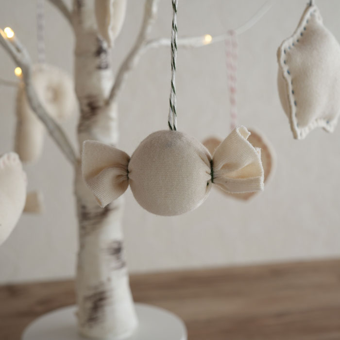 オーガニックコットン残布を活用した手作りオーナメントプレマとプリスティンがコラボしたオリジナルパジャマプロジェクト第2弾「ふわりとろけるパジャマ」の残布で作ったオーナメントです。残布を無駄にしたくないという想いから生まれました。 インテリア...