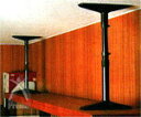 家具を傷つけずに簡単に取り付けられる家具転倒防止具です。生産国：　 日本 カラー：　 茶色 材質：　 鋼鉄製（メラミン焼付塗装） シンプルで強靭な構造は長年に渡ってご家庭、オフィスなどで高い信頼を得ています。洋室にも和室にもマッチするデザインです。 天井までの高さが25cm〜110cmの範囲内で使える4種類を用意しました。 就寝中に家具が倒れてくる・・・考えただけでも恐ろしいですね。家具転倒防止対策をしっかりしましょう！ ※家具と天井の間の寸法が、ちょうど35、50、80cmの場合には、1段上のサイズをご利用ください！ 商品タグ：家具転倒防止具 &gt;&gt;防災・耐震グッズ各種の商品一覧