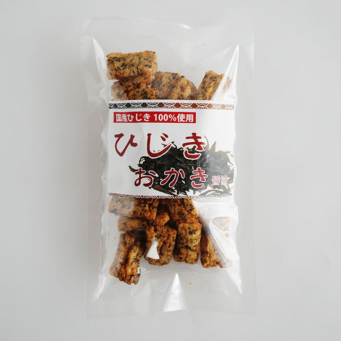 醤油とひじきの磯風味国産有機もち米にひじきをまぜて搗いた餅をカットして、からっと揚げた生地を醤油であじつけしました。磯の香りと醤油の香ばしさがあわさった後味の良いおかきです。 ■原材料：もち米（国産）、植物油、醤油（大豆・小麦を含む）、ひじき、砂糖、みりん、昆布、かつお節 ■賞味品質期間：100 日