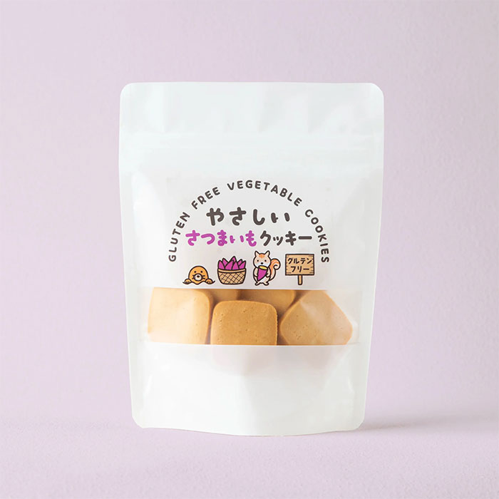 サクサクのさつまいもクッキーさつまいもの風味を生かした米粉ベースのクッキーです。植物性原料と米粉＆大豆粉を使い、小麦粉を一切持ち込まない専用ラインで製造しています。 ■原材料：米粉（国内製造）、甜菜糖、食用なたね油、豆乳、大豆粉（遺伝子組換えでない）、さつまいもパウダー、食塩 ■製造日からの開封前賞味期間：120 日 ■保存方法：高温多湿・直射日光を避け、保存。 ※1 食用なたね油 ：原料には分別生産流通管理された菜種を使用 ※2 豆乳 ：原料には分別生産流通管理された大豆を使用