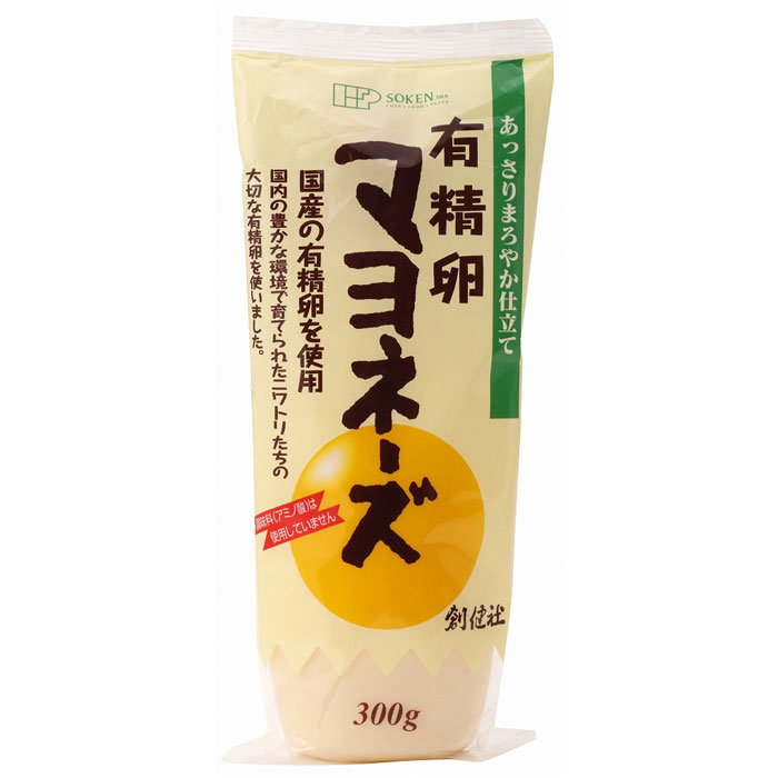 国内の豊かな環境で平飼いされたニワトリたちの大切なタマゴを使ったあっさりまろやか風味のマヨネーズ。■平飼い鶏舎で自由に動き回った鶏たちが自然に交配できる環境で生んだ卵を使用しています。（雄鶏5％以上の環境で飼育） ■油は圧搾製法のみでしぼった“なたね油”と“べに花油”をブレンドし、卵黄タイプでありながら、あっさりまろやか風味に仕上げました。 ■砂糖はビート糖を使用しております。 原材料： 食用植物油脂［なたね油：オーストラリア）、（べに花油：アメリカ又はメキシコ)］、卵黄（鶏卵（国産））、醸造酢、砂糖（北海道）、食塩（天塩）、香辛料、（原材料の一部にりんごを含む）　 ※卵黄は加熱殺菌したものです。 賞味期限： 6ヶ月 分析データ (財)日本食品分析センター 1食分（12g：大さじ1）あたり エネルギー 82kcal たんぱく質 0.3g 脂質 8.9g 炭水化物 0.3g 食塩相当量 0.2g オレイン酸 4.8g リノール酸 1.7g α?リノレン酸 0.7g 総脂肪酸 8.3g この表示値は、目安です。 &gt;&gt;創健社のその他調味料の商品一覧創健社の自然食品・雑貨など約700アイテム 合成食品添加物なし。創健社のトップページへ 創健社の自然食品は出来るだけ新鮮なものをお届けするために、ご注文後に取り寄せを致します。そのため「速攻発送サービスの枠外」とさせていただきますこと、ご了承くださいませ。