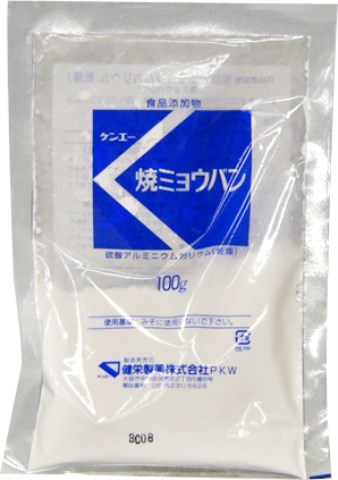 焼ミョウバン　100g○リニューアル等により、パッケージ画像は予告なく変更されることがあります。お届けの商品と異なる場合がございますのでご了承ください。○●硫酸アルミニウムカリウムを96．5％以上含む●無色から白色の結晶、粉末でにおいがなく味はやや渋く、収れん性がある。●なすの漬物、アク抜き、煮くずれ防止に問い合わせ先健栄製薬株式会社06−6231−5626